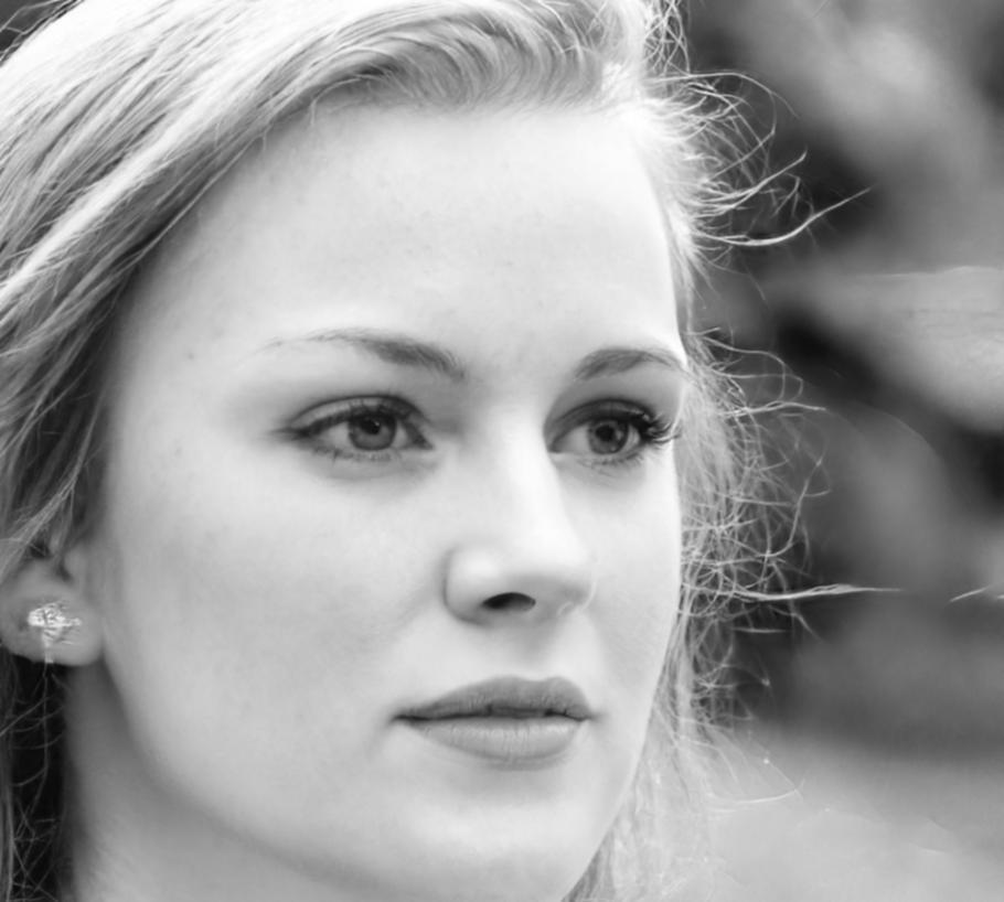 Portrait de Camille Dubois, experte en transformation financière